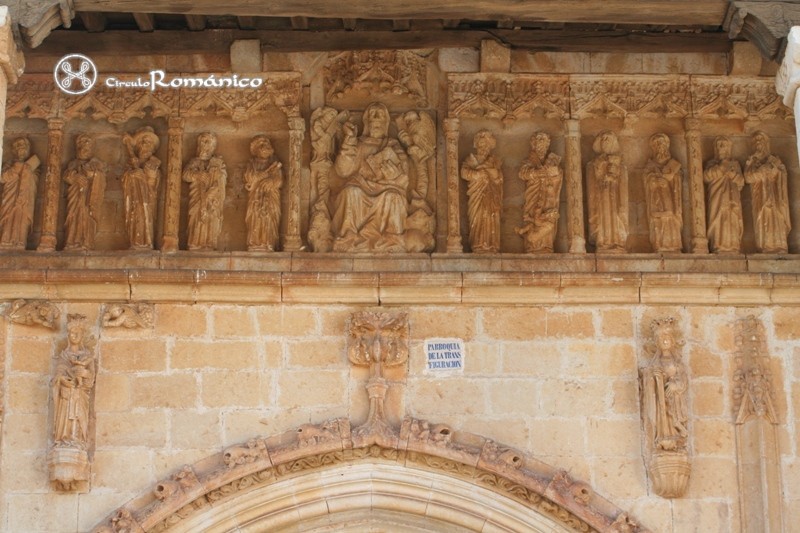 Traspeña de la Peña. La Transfiguracion. Dintel con los aportoles y Pantocrator central