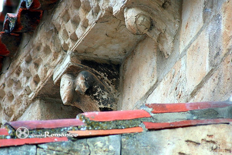 Salamanca. San Cristobal. Canecillos: figurado y con bola