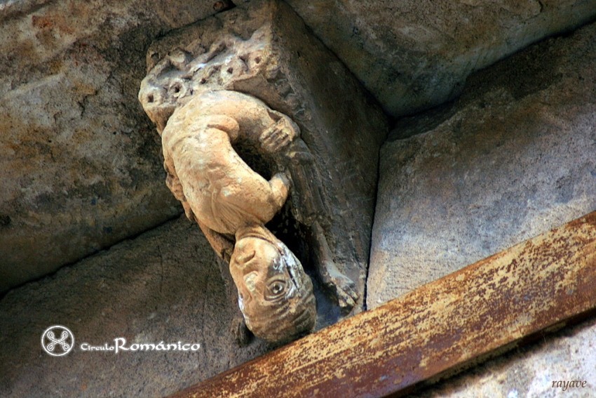 Salamanca. San Juan de Barbalos. Canecillo: acrobata