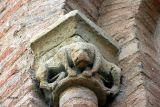 Alba de Tormes. San Juan. Capitel con cuadrupedos que comparten cabeza
