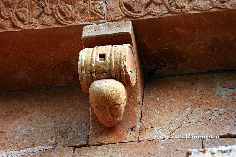 Santibañez del Rio. San Justo. Canecillo de hombre con tonel