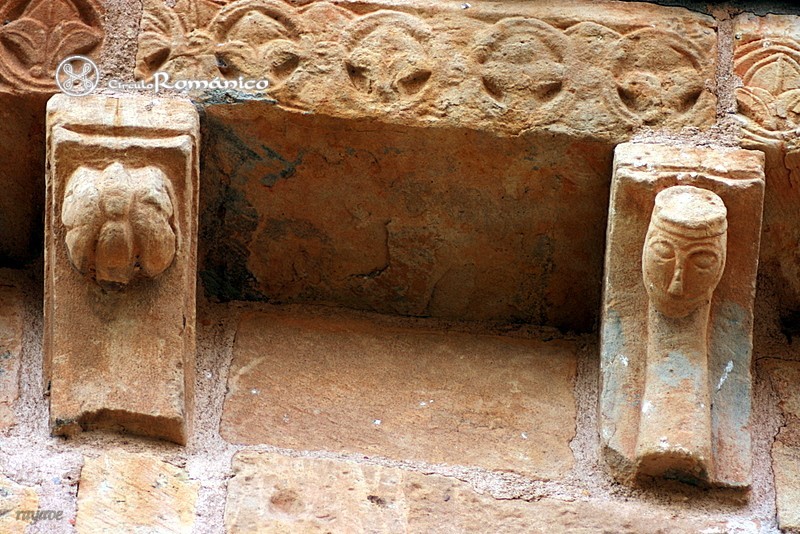 Santibañez del Rio. San Justo. Canecillos geometrico y figurado