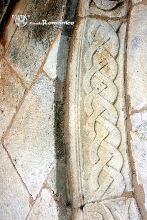 Torresmenudas. San Román Mártir. Detalle de entrelazo