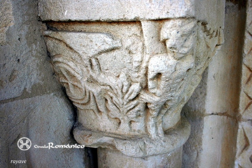 Torresmenudas. San Román Mártir. Capitel con cruz inscrita en roleo y ave picoteando una palmeta