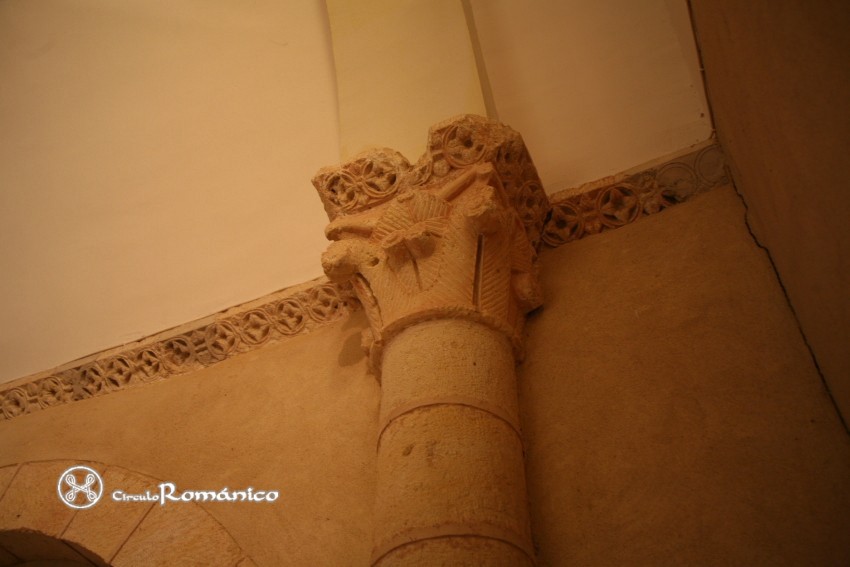 Caballar. La Asuncion de Nuestra Señora. Capitel vegetal del arco triunfal