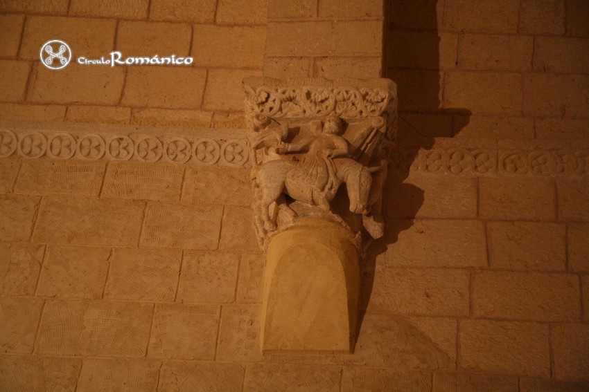 Caballar. La Asuncion de Nuestra Señora. Capitel con caballero con halcon
