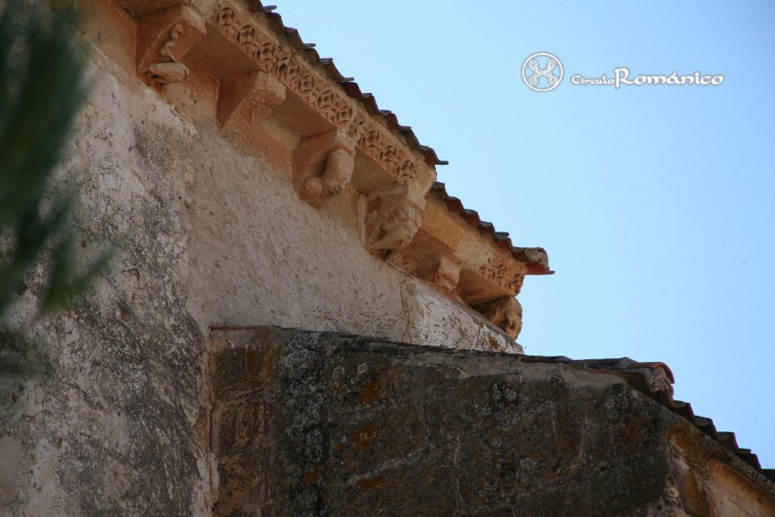 Caballar. La Asuncion de Nuestra Señora. Canecillos figurados y cornisa de cuatripetalas