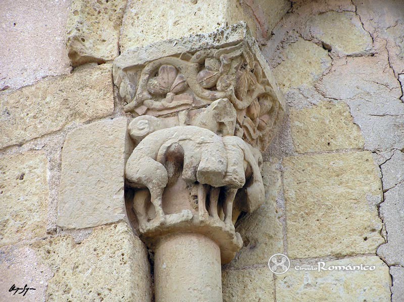 Cabañas de Polendos. San Lorenzo. Capitel con cuadrupedos del vano