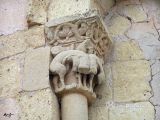Cabañas de Polendos. San Lorenzo. Capitel con cuadrupedos del vano