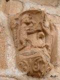 Cerezo de Abajo. San Román Abad. Capitel reutilizado con dos caballeros luchando