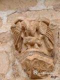 Cerezo de Abajo. San Román Abad. Capitel reutilizado con dos aves compartiendo presa