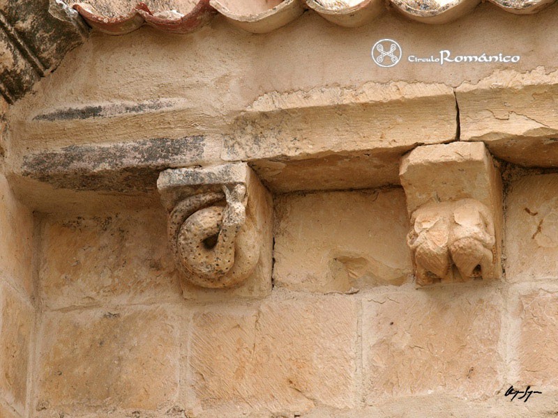 Cerezo de Arriba. San Juan Bautista. Canecillos figurados: uno de ellos con una serpiente