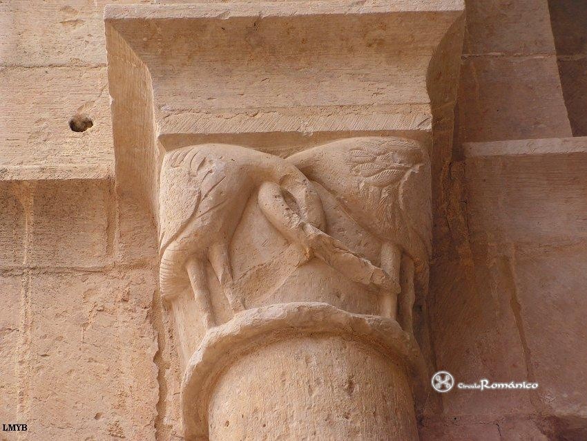 Collado Hermoso. Santa María de la Sierra. Capitel con aves de cuellos entrecruzado picoteándose las patas