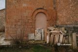 Fuentemizarra. Nuestra Señora del Ejido. Puerta este del pórtico y restos
