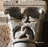 Fuentesoto. San Vicente Martir. Detalle de capitel: aves con cuellos entrelazados