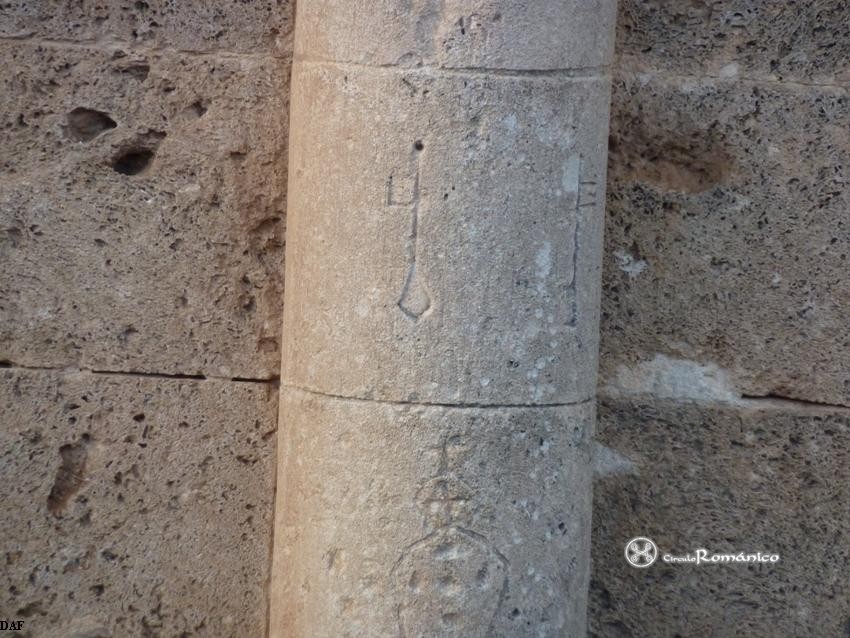 Fuentesoto. San Vicente Martir. Detalle de marcas de cantero en el fuste