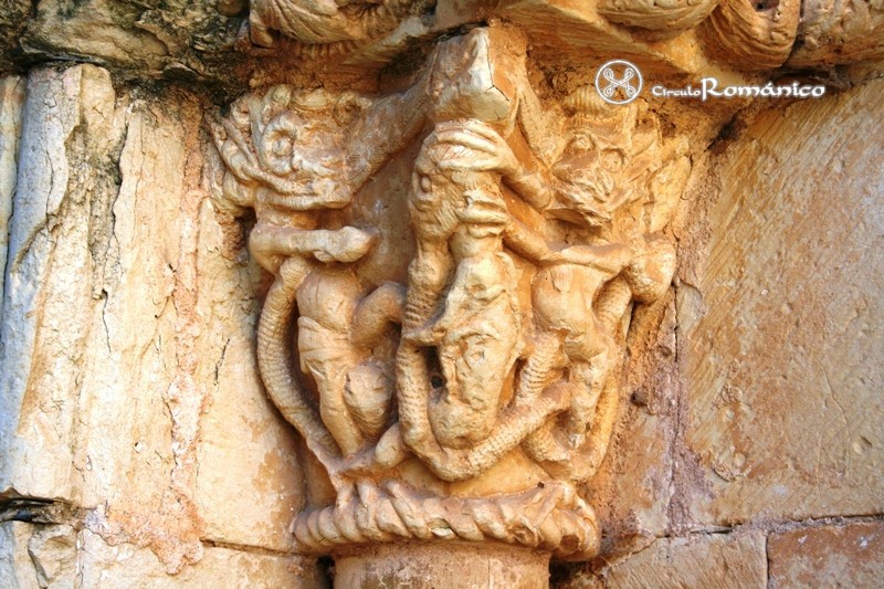 Higuera, La. Santo Tomas. Capitel del lado izquierdo con animales fantásticos