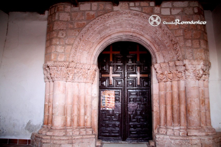 Languilla. San Miguel Arcángel. Portada sur