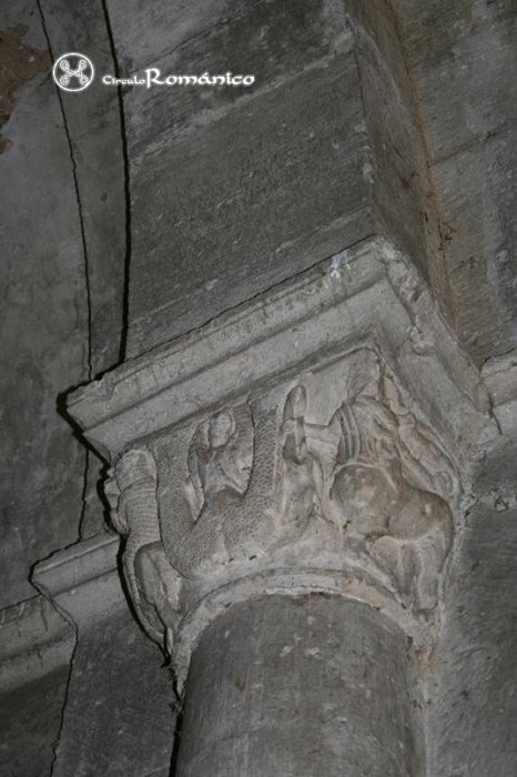 Losa, La. San Pedro. Capitel con sirena de doble cola: arco triunfal