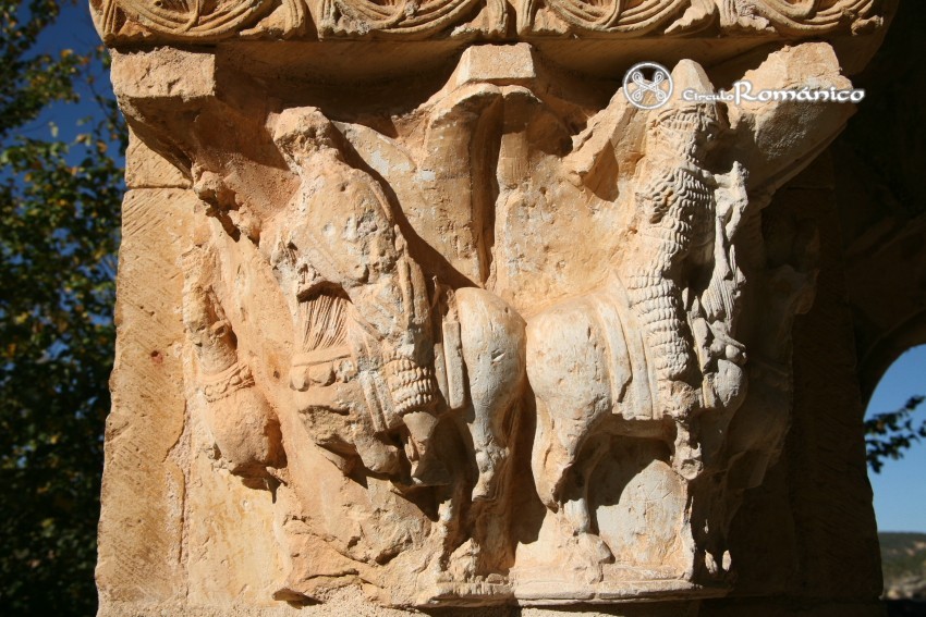 Revilla de Orejana. San Juan Bautista. Capitel de caballeros afrontados