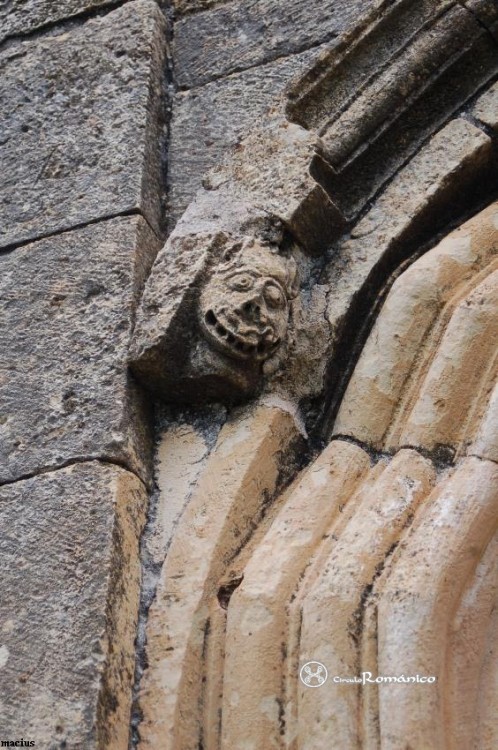 Revilla de Orejana. San Juan Bautista. Detalle de cabeza monstruosa