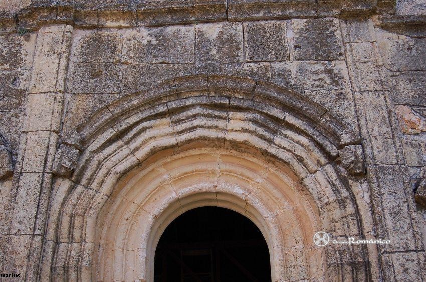 Revilla de Orejana. San Juan Bautista. Vano de medio punto