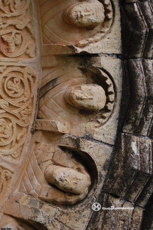 Revilla de Orejana. San Juan Bautista. Arquivolta polignal