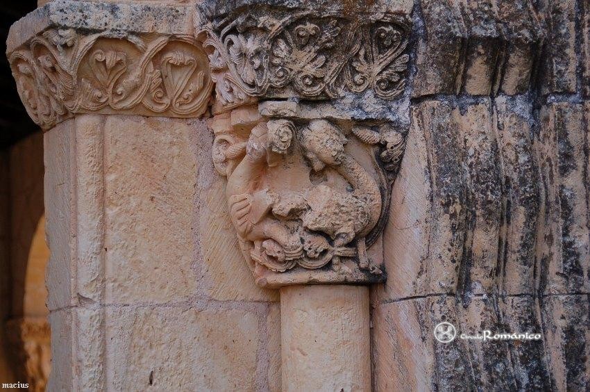 Revilla de Orejana. San Juan Bautista. Capitel con animales fantásticos