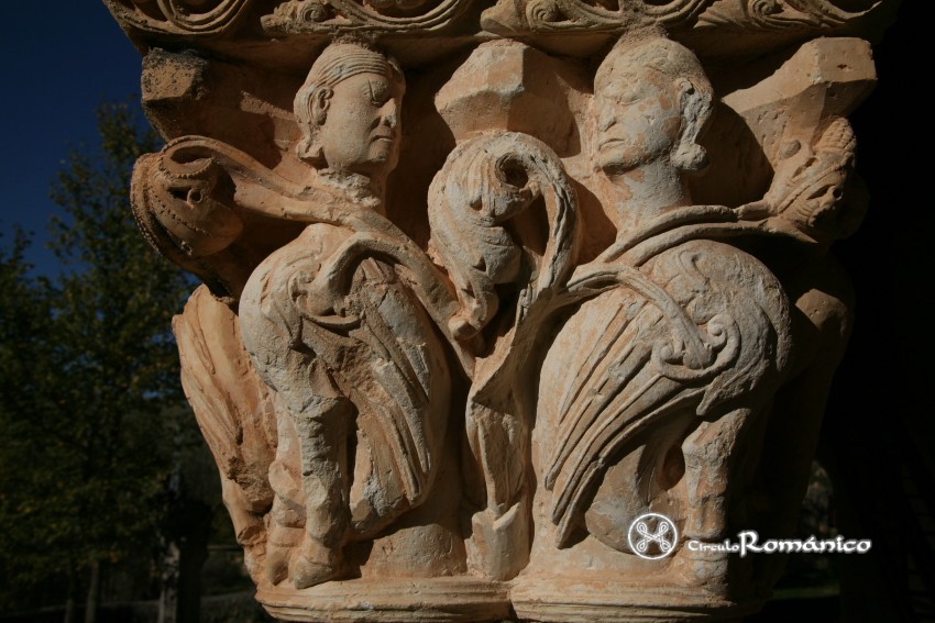 Revilla de Orejana. San Juan Bautista. Capitel con arpias