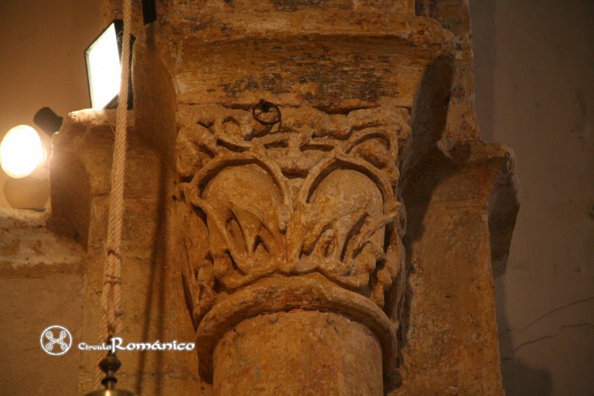 Pelayos del Arroyo. San Vicente. Capitel del arco triunfal: aves picandose las patas