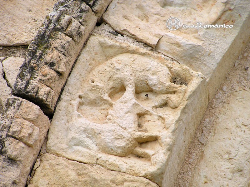 Revenga. Nuestra Señora del Soto. Detalle de dovela zoomorfa