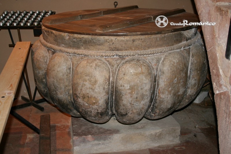 San Pedro de Gaíllos. San Pedro. Pila bautismal con gallones