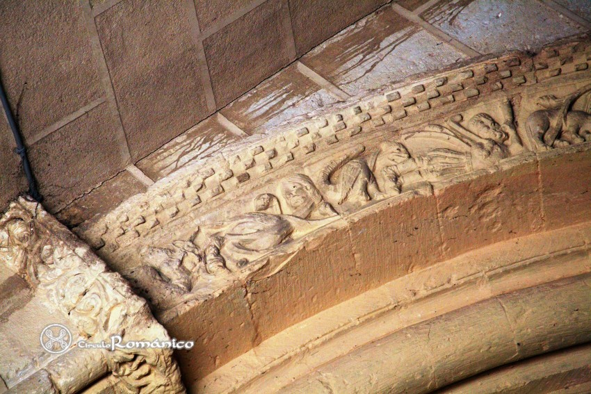 Torreiglesias. Nuestra Sra de la Asunción. Arquivoltas figurativas y guardapolvo con ajedrezado