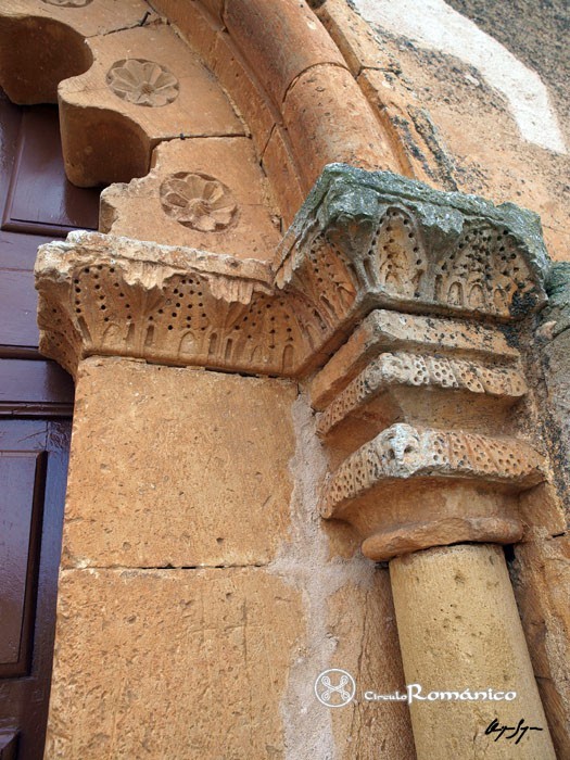 Turubuelo. Santo Domingo de Silos. Capitel vegetal del lado izquierdo de la portada
