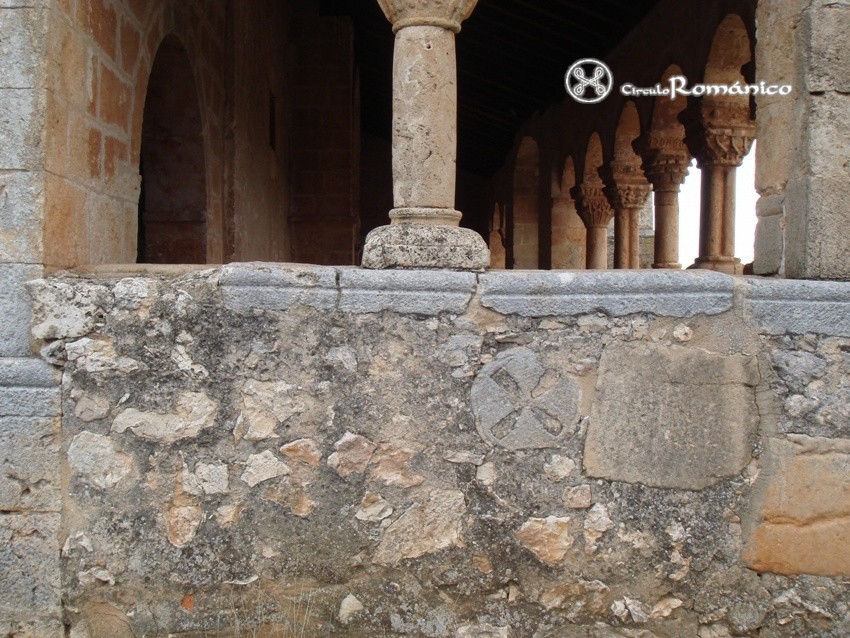 Andaluz. San Miguel. Muro oeste de la galería y detalle de cruz