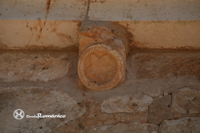 Andaluz. San Miguel. Detalle de canecillo con flor dentro de un roleo sogueado