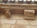 Barca. Santa Cristina. Canecillos: aves con los cuellos entrelazados y flores cuatripetalas insertas en roleos