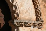 Barcebal. Nuestra Señora del Espino. Cimacio y arranque del guardapolvos oriental