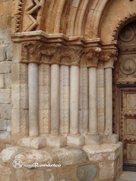 Caltojar. San Miguel. Columnas del lado izquierdo