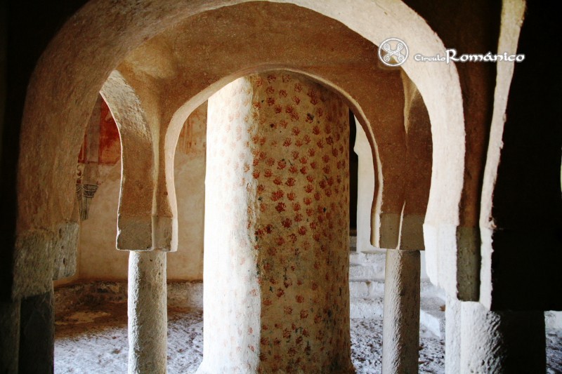 Casillas de Berlanga. San Baudelio. Arcos de herradura y columna central