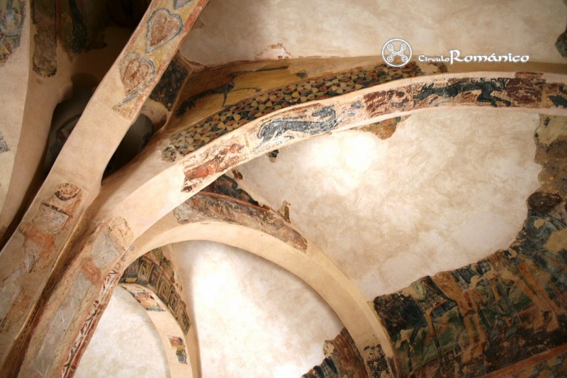 Casillas de Berlanga. San Baudelio. Detalle de la pintura de los arcos