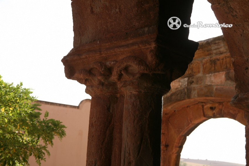 Montejo de Tiermes. Santos Cornelio y Cipriano. Capitel de sierpes