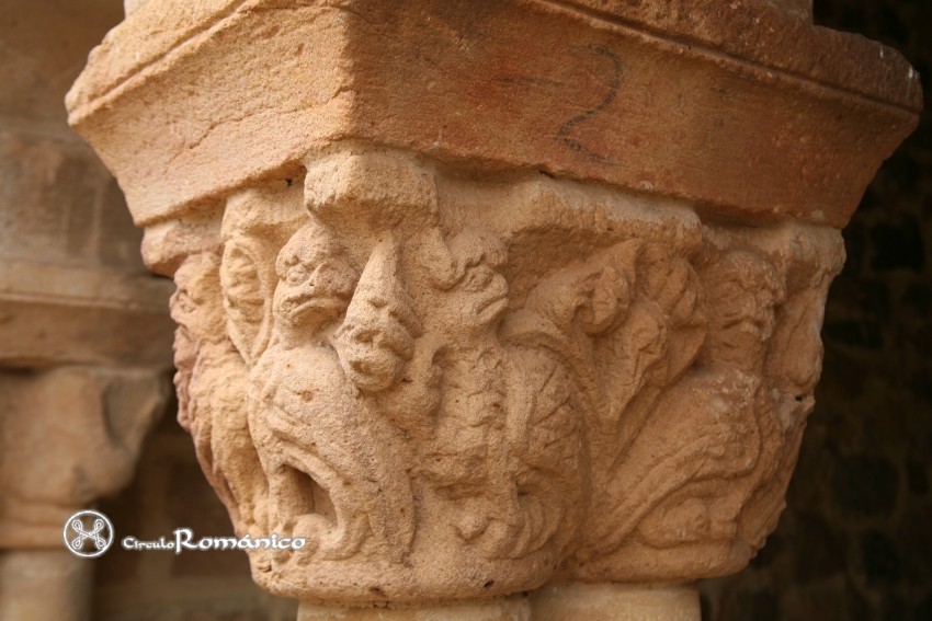 Omeñaca. Inmaculada Concepcion. Capitel con seres imaginarios