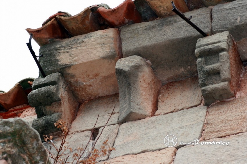 Romanillos de Medinaceli. San Miguel Arcángel. Canecillos geométricos y uno en forma de H