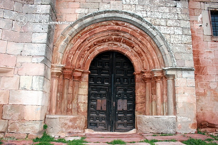 Romanillos de Medinaceli. San Miguel Arcángel. Portada del templo
