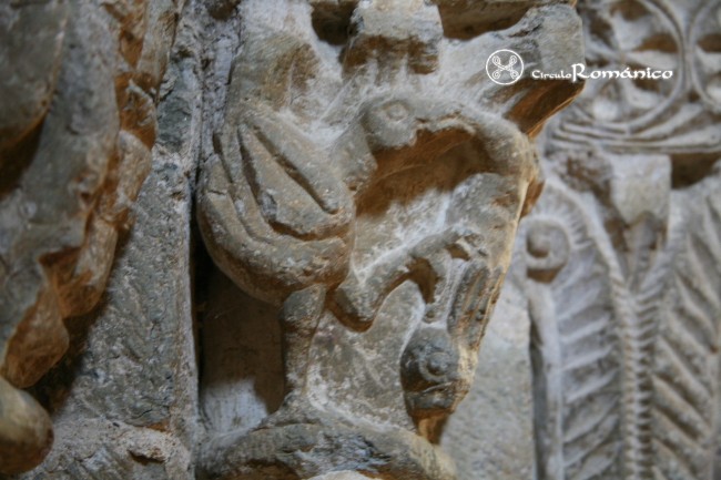 San Pedro Manrique. San Martin. Capitel con ave
