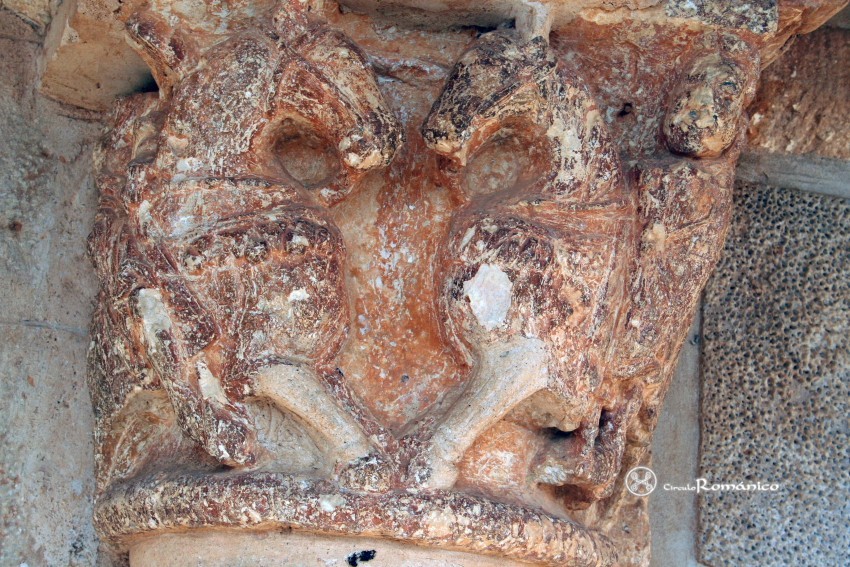 Torreandaluz. Santo Domingo. Capitel externo: lucha entre caballeros