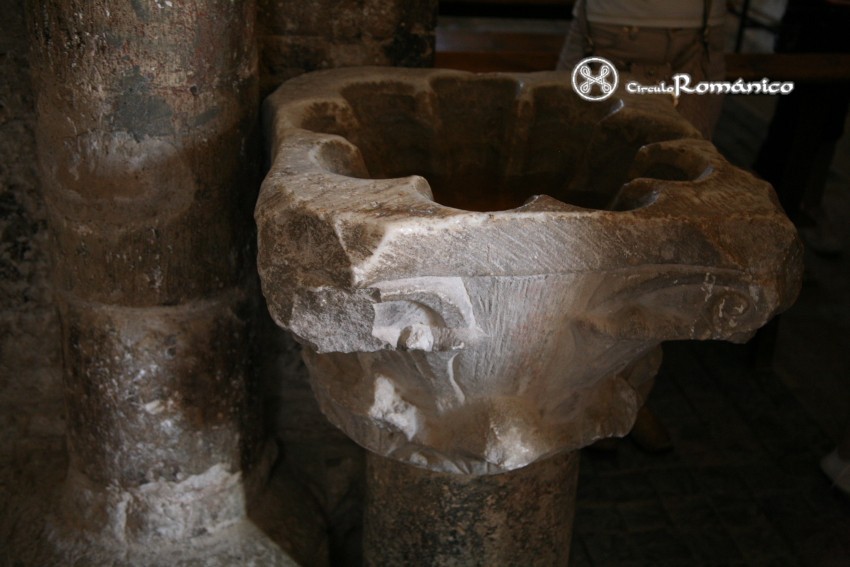 Wamba. Santa María. Pila bautismal