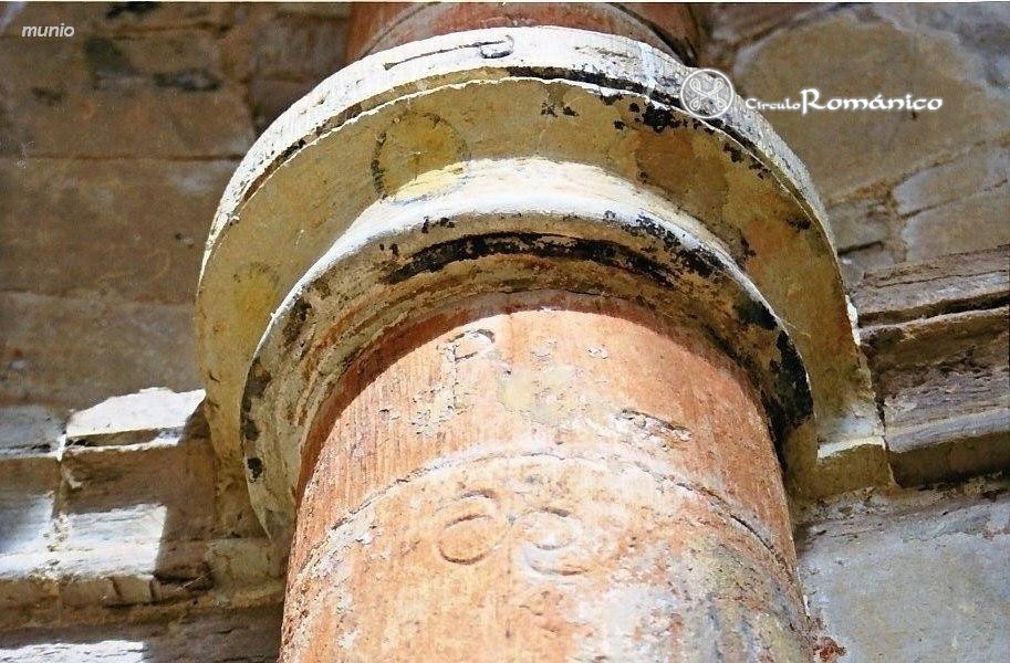 Moreruela. Santa Maria. Restos de pintura y marca de cantero en una columna