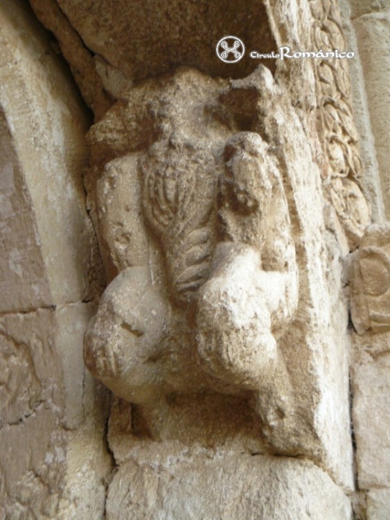Avinyonet del Penedés. Monasterio de Sant Sebastià dels Gorgs. Mocheta con ser zoomorfo